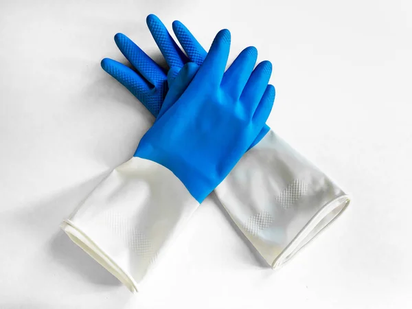 Par de guantes de nitrilo azul aislados sobre fondo blanco. Vista superior de cerca. concepto de trabajo doméstico. Limpieza general o regular. Empresa de limpieza comercial — Foto de Stock