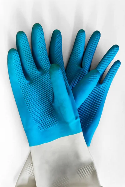 Guantes azules para la limpieza y protección de las manos, sobre fondo blanco. trabajos de jardín, trabajo con el suelo, agentes de limpieza agresivos, limpieza de primavera — Foto de Stock