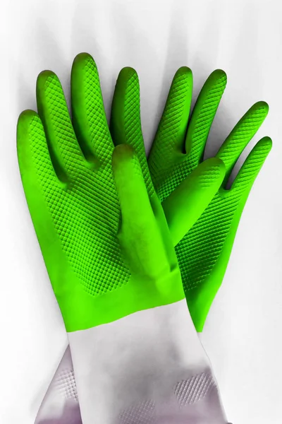 Guantes protectores de goma verde sobre fondo blanco. Primavera temprana o limpieza regular . — Foto de Stock