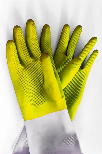 Κίτρινα φωτεινά ανθεκτικά ελαστικά γάντια για καθαρισμό απομονώνονται σε λευκό φόντο. Κοντινά αξιοθέατα. Γενική ή κανονική εκκαθάριση. Εμπορική ιδέα της εταιρείας καθαρισμού. — Φωτογραφία Αρχείου