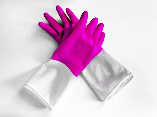 Närbild topp bild av vackra rosa latex handskar på vit bakgrund. hushålls arbete-konceptet. Allmän eller regelbunden rensning. Kommersiellt städ företag. hushålls-och rengörings handskar — Stockfoto