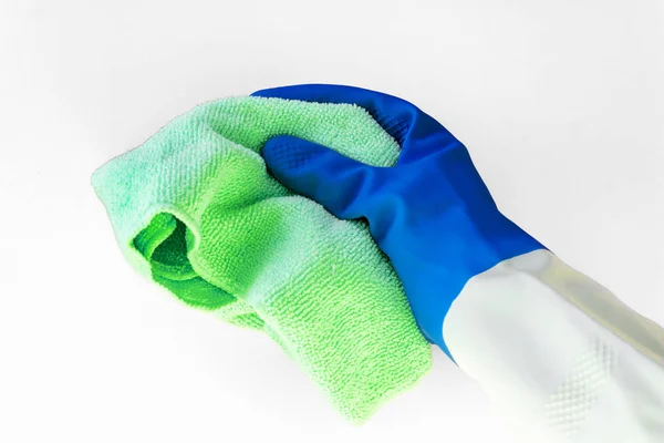 Hand in Hand hält der Gummi-Schutzhandschuh einen hellen Mikrofaserstaub isoliert auf dem weißen Hintergrund. Zubehör für verschiedene Oberflächen in Raum, Bad, Küche. Vorfrühling oder regelmäßige Säuberung — Stockfoto
