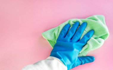 Çalışan toz el kauçuk koruyucu eldiven ile mikro fiber bez silme duvar içinde. Hizmetçi ya da ev hanımı ev hakkında umurunda değil. Genel veya normal temizlemek bahar.