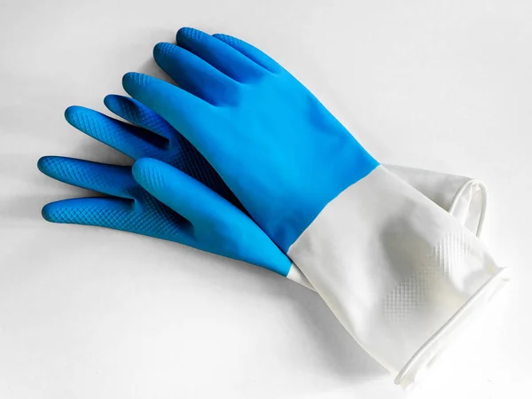 Голубые резиновые перчатки на белом фоне — стоковое фото