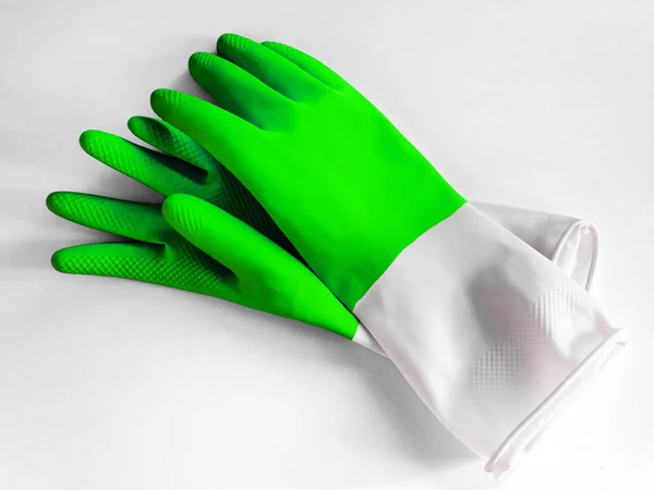 Цвет резиновых перчаток для защиты мытья посуды на белом фоне — стоковое фото