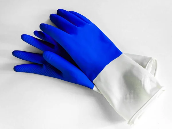 Голубые резиновые перчатки для очистки на белом фоне — стоковое фото