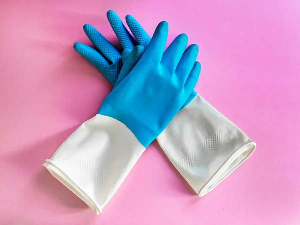 Blaue Gummihandschuhe für Medizin isoliert auf weißem Hintergrund — Stockfoto
