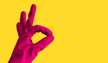 Kauçuk pembe eldiven El ok işareti, kopya alanı ile tasarım için sarı arka planda izole nesne gösterir.