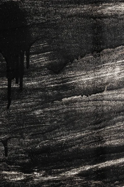 Fläckar av svart färg på en metallisk texturerad bakgrund, rostskydd, dekorera med gnistor av metall — Stockfoto
