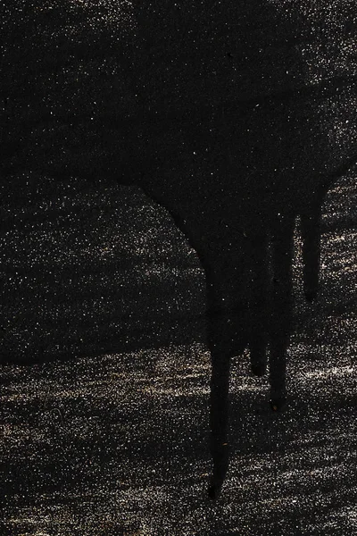 Boyalı Metalik arka planda siyah boya ve lekeleri iz, dekoratif duvar — Stok fotoğraf