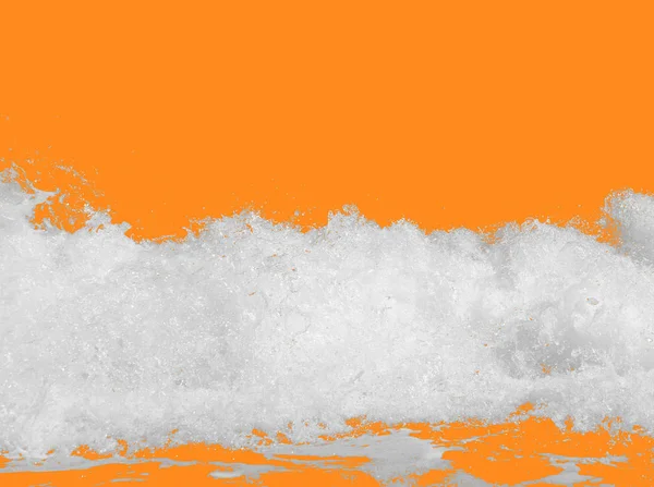 Fehér tengeri hab a szörf, izolált világos narancssárga háttér, a koncepció a nyári vakáció, utazás, pihentető a tengerparton — Stock Fotó