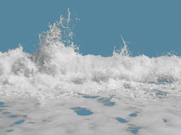 Bílá mořská pěna z příboje, izolovaná na jasně modrém pozadí — Stock fotografie