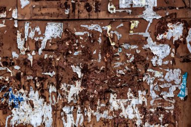 Yırtık Posterler ve Çıkartmalar, Arka Plan ile Old Urban Street Billboard