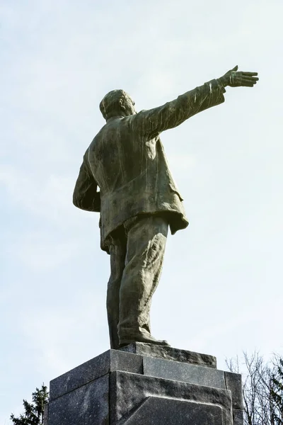 Ufa, Rusland-7 april 2019: beeldhouwwerk van Vladimir Ilyich Lenin op het dorpsplein tegen de hemel. Concept voor het afdrukken van folders, kaarten — Stockfoto