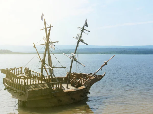 Oud houten schip met mast verankerd in de zon — Stockfoto