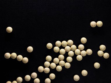 siyah arka plan üzerinde haplar, sağlık için ilaç