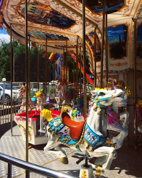 Carrossel com cavalos em um dia de sol — Fotografia de Stock