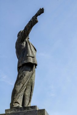 Ufa, Rusya - 7 Nisan 2019: Vladimir İlyiç Lenin'in gökyüzüne karşı şehir meydanında el iyle heykeli. Broşürler, kartlar yazdırmak için konsept