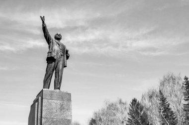 Ufa, Rusya - 7 Nisan 2019: Şehir meydanında gökyüzüne karşı yoldaş Lenin anıtı. Broşürler, kartlar yazdırmak için konsept