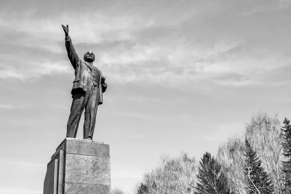 Ufa, Rusland-7 april 2019: het monument voor kameraad Lenin op het dorpsplein tegen de hemel. Concept voor het afdrukken van folders, kaarten — Stockfoto