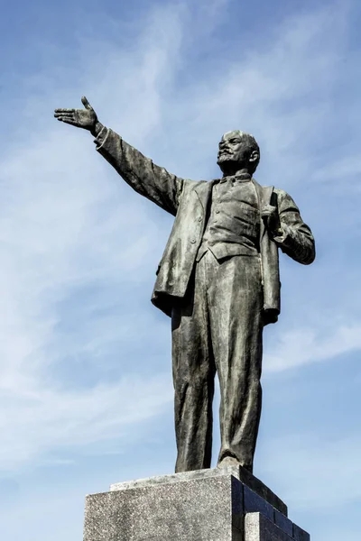 Ufa, Rusland-7 april 2019: beeldhouwwerk van Vladimir Ilyich Lenin op het dorpsplein tegen de hemel. Concept voor het afdrukken van folders, kaarten — Stockfoto
