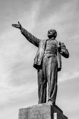 Ufa, Rusya - 7 Nisan 2019: Vladimir İlyiç Lenin'in gökyüzüne karşı şehir meydanında heykeli. Broşürler, kartlar yazdırmak için konsept