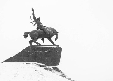 Ufa, Rusya - 8 Ocak 2016: Açık bulutlu gökyüzü arka plan üzerinde kışın bir kaide üzerinde at üzerinde Salavat Yulaev Anıtı