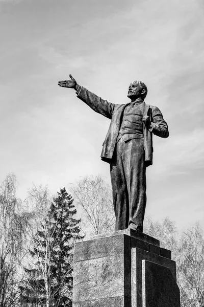 Ufa, russland - 7. April 2019: Skulptur von Wladimir Iljitsch Lenin auf dem Stadtplatz gegen den Himmel. Konzept für den Druck von Flugblättern, Karten — Stockfoto