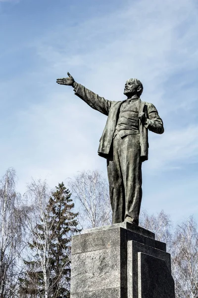 ウファ、ロシア - 7 4月 2019: 空に対する町の広場でウラジミール・イリイチ・レーニンの彫刻.リーフレット、カード印刷のコンセプト — ストック写真
