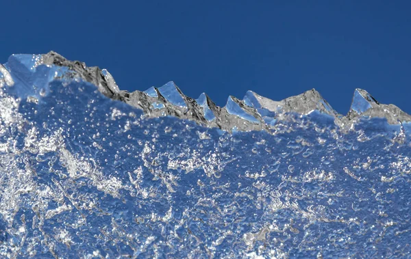 青空に向かう氷山脈。冬の風景。凍った水の構造。抽象的な自然の背景 — ストック写真