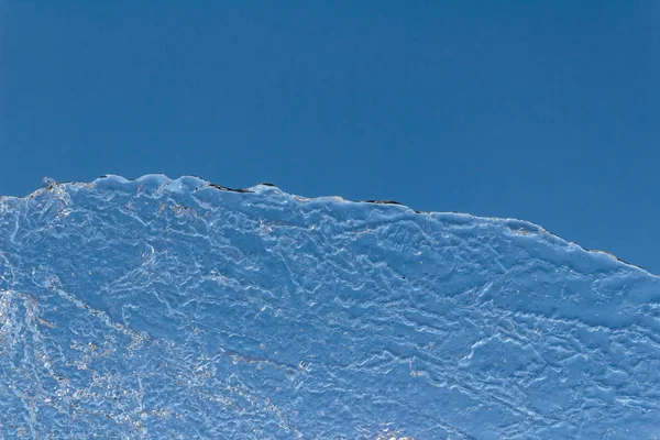 Ledová struktura na modrém nebi pozadí s prostorem pro kopírování — Stock fotografie