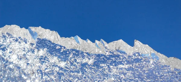 冷凍装置から青い背景に氷構造プレート、夏の暑さで涼しい — ストック写真