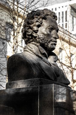 Ufa, Rusya - 11 Nisan 2019: Puşkin caddesinde güneş parıltısında düşünceli Puşkin'in siyah büstü