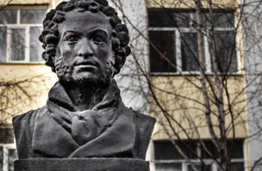 Ufa, Rusya - 11 Nisan 2019: Alexandr Sergeevich Puşkin'in pencerelere karşı büstü, en büyük Rus şair