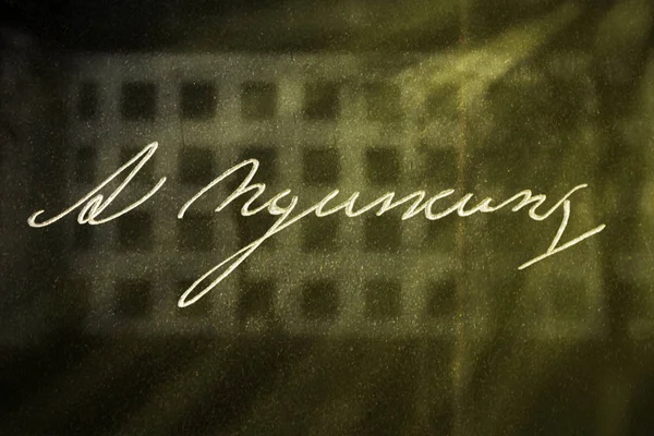 UFA, RÚSSIA - 11 DE ABRIL DE 2019: fechar a assinatura de Alexander Pushkinon no pedestal preto da escultura de Pushkin — Fotografia de Stock