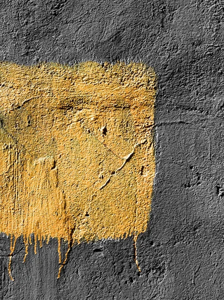 Kwadrat malowane żółte kolory na szarym tynku jest miejsce na napis — Zdjęcie stockowe