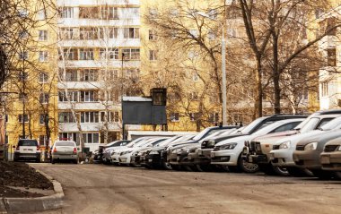 bahçesinde otoparkta kirli araba satır, hiçbir park yeri yoktur