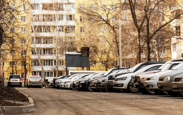 Row of dirty cars in the parking lot in the yard, there is no parking space — Stock Photo, Image