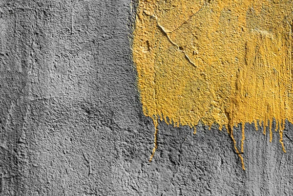 Žlutý čtverec s oloupanou barvou na šedém omítnutém pozadí stěny. Grunge textura. kopírovat prostor — Stock fotografie