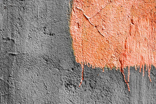 Naranja pastel cuadrado con pintura pelada sobre fondo de pared enyesado gris. Textura grunge. espacio de copia — Foto de Stock
