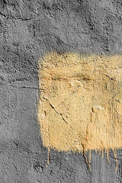 Cuadrado amarillo con pintura descascarada sobre fondo de pared gris yeso. Textura grunge. espacio de copia — Foto de Stock