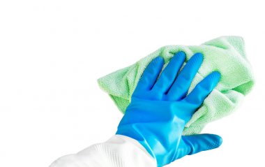Çalışan toz el kauçuk koruyucu eldiven ile mikro fiber bez silme duvar içinde. Hizmetçi ya da ev hanımı ev hakkında umurunda değil. Genel veya normal temizlemek bahar.