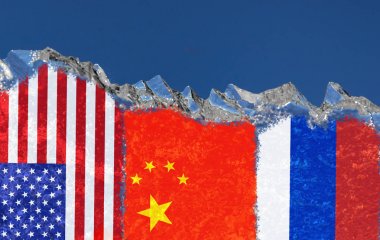 Amerika Birleşik Devletleri, Çin ve Rusya bayrakları mavi gökyüzüne karşı bir Arktik buzdağı şeklinde buz parçası üzerinde narsovany vardır. Kuzey Kutbu'nda çıkar çatışması, barış anlaşması, Arktik raf o
