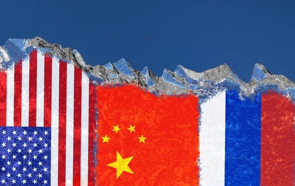 The flags of the United States, China and Russia are narsovany on a piece of ice in the form of an Arctic iceberg against blue sky. Conflict of interests in the Arctic, peace agreement, Arctic shelf o — Stock Photo, Image