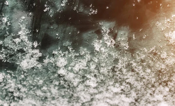 Tmavomodré sklo ve sněhu a sníh osvětlený ze strany západem slunce, skleněné sklo v textuře mrazu a sněhu, kontrastující pozadí, situace vně okna, zimní f — Stock fotografie