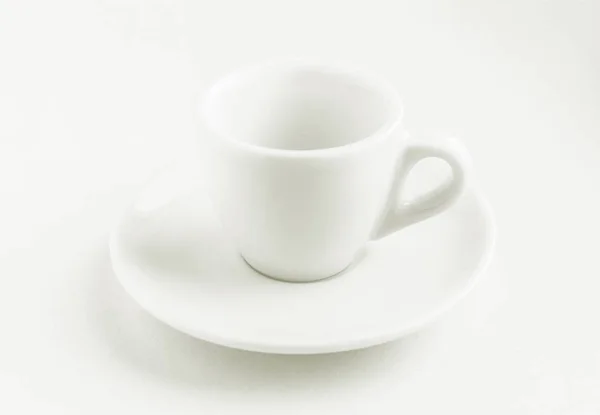Xícara de café branco e pires, copo de café vazio, vista frontal de cima, ou café preto, em um fundo branco — Fotografia de Stock
