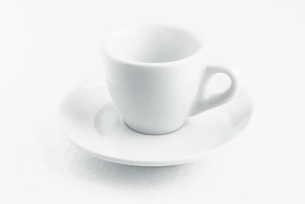 Weiße Kaffeetasse mit Untertasse, leere Kaffeetasse ohne Kaffee, Vorderansicht von oben oder schwarzer Kaffee auf weißem Hintergrund — Stockfoto