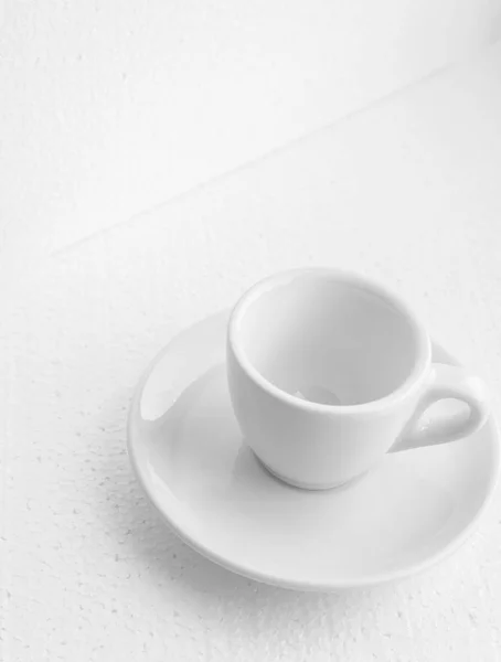 Taza de café blanco y platillo, taza de café vacía sin café, vista lateral superior, o café negro, sobre un fondo blanco — Foto de Stock