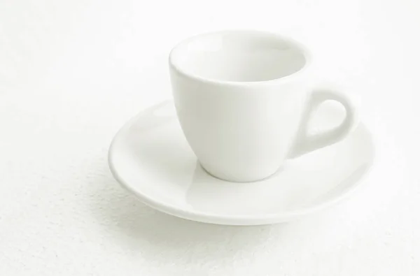 Белая чашка кофе и блюдце, пустой кофе бесплатно чашка кофе, вид сверху, или черный кофе, на белом фоне — стоковое фото