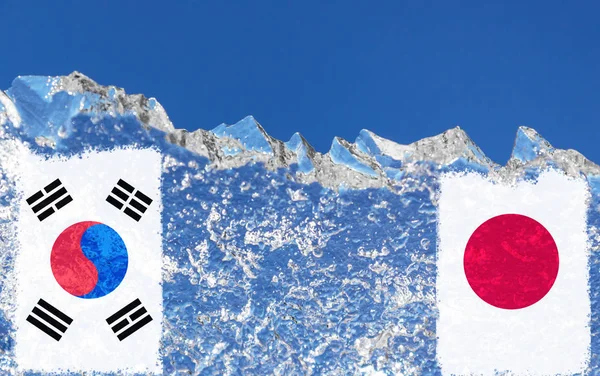 Η σημαία της Ιαπωνίας και της Νότιας Κορέας είναι ζωγραφισμένες σε αντίθετη άκρη του πάγου με τη μορφή ενός Αρκτικού παγόβουνου εναντίον του γαλάζιου ουρανού. ψυχρός πόλεμος, υπερθέρμανση του πλανήτη, τεταμένες πολιτικές σχέσεις — Φωτογραφία Αρχείου